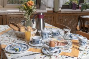 guesthouse Wienerstub'n - breakfast table with expanded breakfast